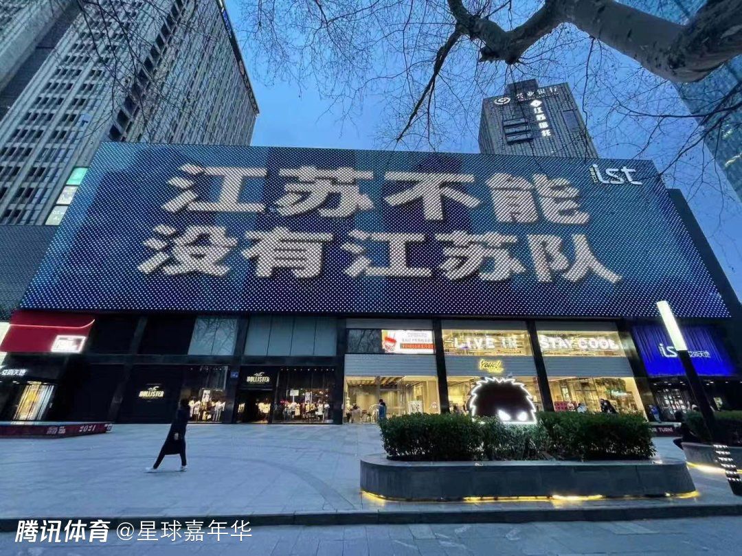 近四年的欧冠冠军可以获得参赛资格，其余8个名额则是通过近年欧冠积分排行榜获得。